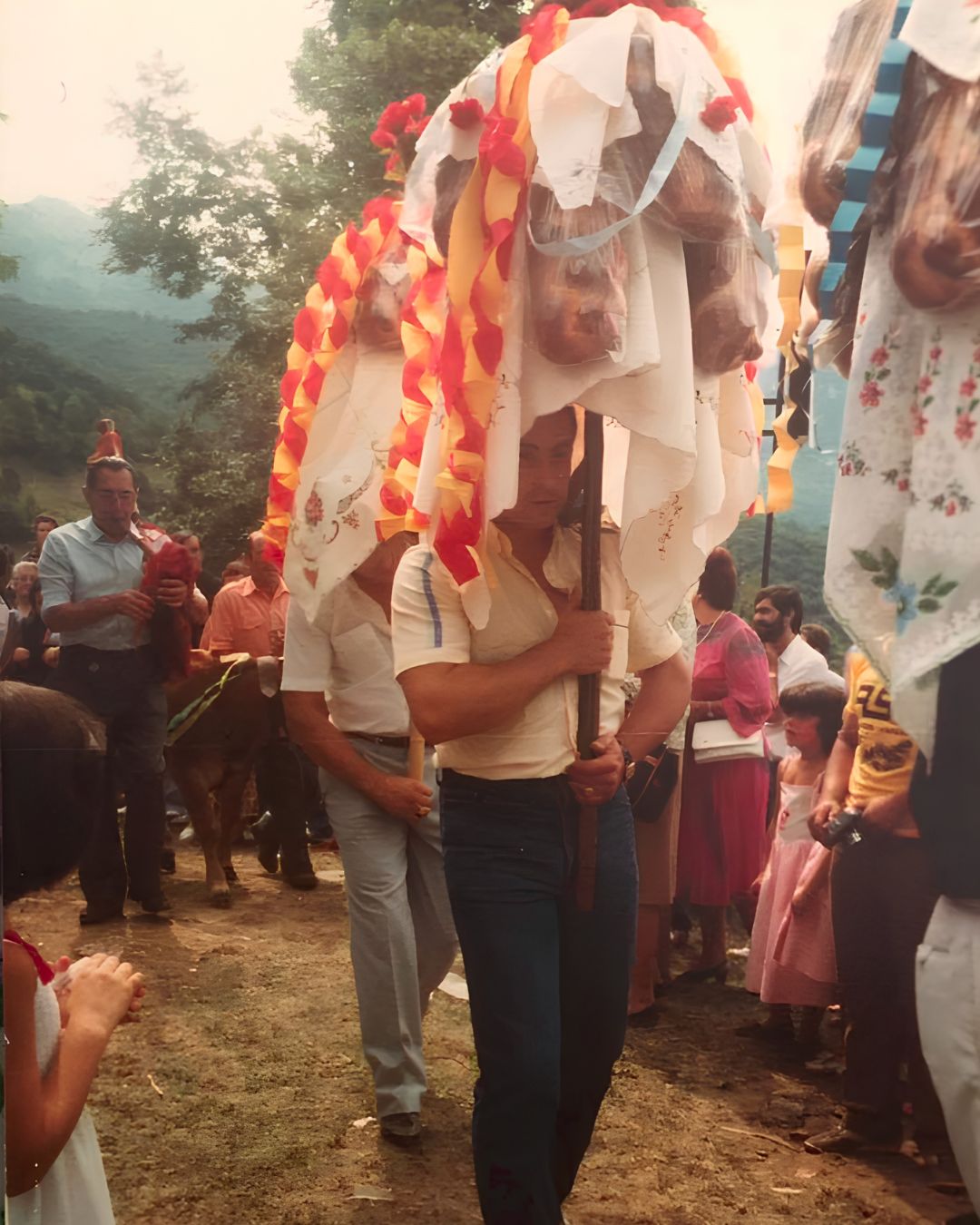 Fiesta del Cébrano, Teverga, años 80. El padre de Tever, portando uno de los ramos tradicionales.